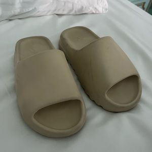 Yeezy slides tan size 4